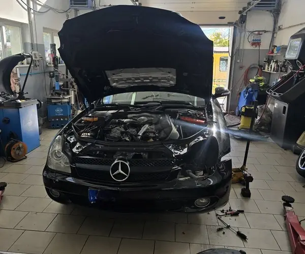 A 100% Autó Kft. szerelői munka közben a kőbányai műhelyben”