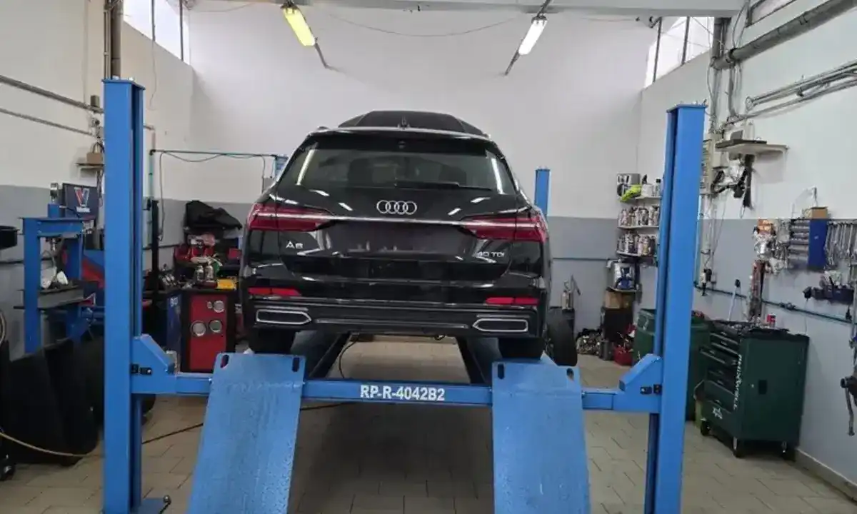 Audi A6 Avant négyoszlopos emelőn a szervizünk műhelyében